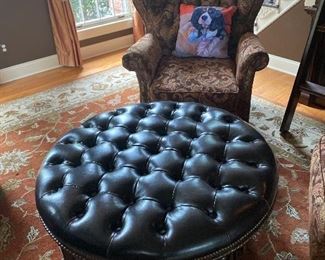 ROUND TUFTED OTTOMAN/COFFEE TABLE