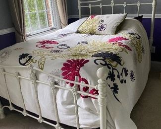 FULL SIZE PORCELAINOVER METAL BED