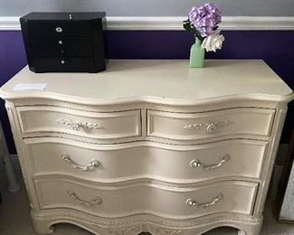 CUTE LIL CREAM BOMBE' CHEST