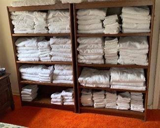 White towels anyone? Hundreds of white bath towels, hand towels and wash cloths. There are also about 15 nice white bath mats/bath rugs on the top shelf.