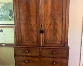 A wonderful Irish linen Press.
Best of the best !