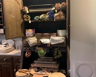 A large selection of causal napkins and place mats along with several cutting boards. Mostly brand new, never used.