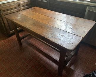 I k ow I’ve said this a hundred times in this sale but it’s simply true!! This is one of the best kitchen preparation tables I’ve ever seen! Solid oak and beautiful!