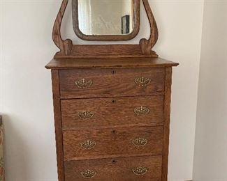Beautiful antique tiger oak 5 drawer chest with mirror 