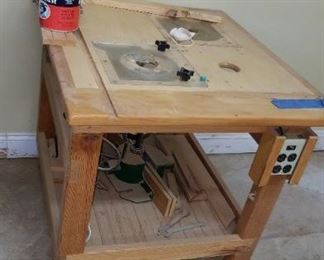 router table w/ router