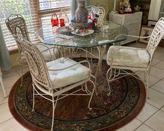 Round Glass table with 4 metal chairs - cushions included - Sunroom