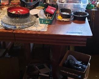 Oak dining table w/4 chairs