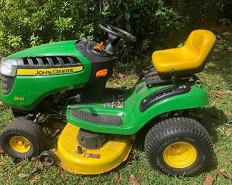 Very nice John Deere lawn tractor