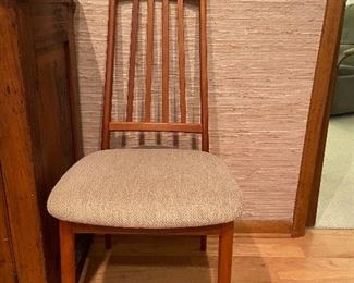 End chair for the dining table 