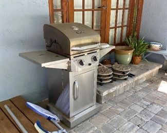 Small grill with tank