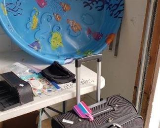 kiddy pool, luggage