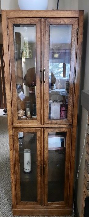 Dual-light curio cabinet