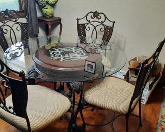 Glasstop dinette with 4 chairs 