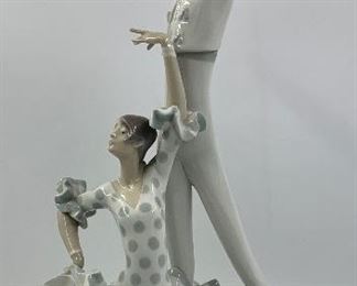 Outstanding Lladro Flamenco Dancers Porcelain Statue, 20” x 15” x 6”
