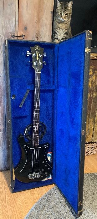 Vintage GUILD electric B-302 Bass Guitar with original case
