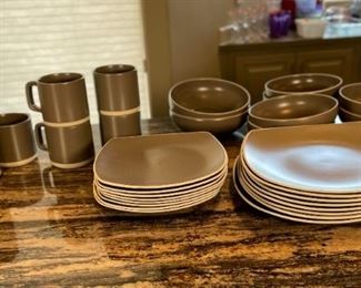 31pc Artisanal Kitchen Supply EDGE Dinnerware set 31 Piece