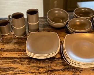 31pc Artisanal Kitchen Supply EDGE Dinnerware set 31 Piece