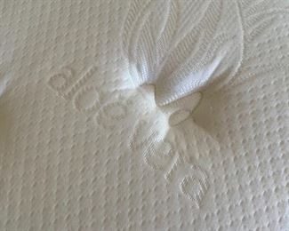 King Brooklyn Bedding king Size Bed Mattress/Box Spring/Frame 26.5x75x79 in HxWxD