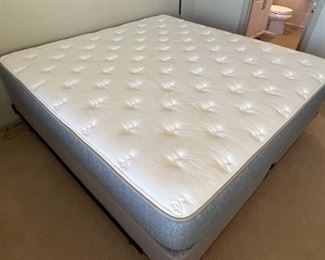 King Brooklyn Bedding king Size Bed Mattress/Box Spring/Frame 26.5x75x79 in HxWxD