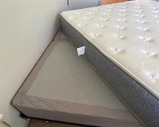 King Brooklyn Bedding king Size Bed Mattress/Box Spring/Frame 26.5x75x79 in HxWxD