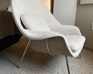 Contemporary Eero Saarinen Womb Chair Replica 35.75x38in Seat Height: 16 inches