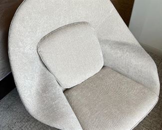 Contemporary Eero Saarinen Womb Chair Replica 35.75x38in Seat Height: 16 inches