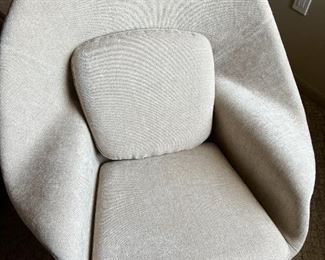 Contemporary Eero Saarinen Womb Chair Replica 35.75x38in Seat Height: 16 inches