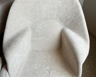 Contemporary Eero Saarinen Womb Chair Replica 35.75x38in Seat Height: 16 inches