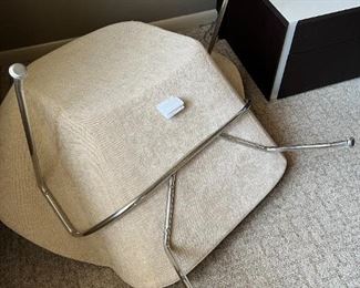 Contemporary Eero Saarinen Womb Chair Replica 35.75x38in Seat Height: 16 inches