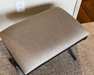 Metal Frame Upholstered Bedroom Bench 19.25x24x16in HxWxD