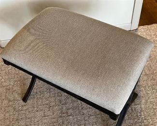 Metal Frame Upholstered Bedroom Bench 19.25x24x16in HxWxD