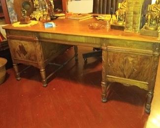 Italian Desk one of a kind. Provenance from Da Vinci family.