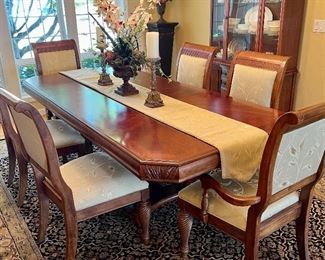 Beautiful Dining Room Table w/6 Chairs