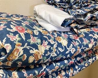 Queen Comforter w/Bedskirt