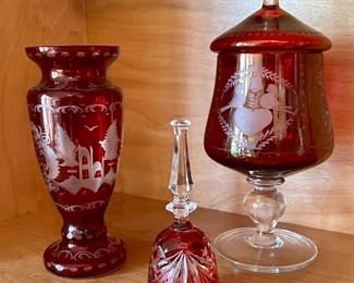 Several collectible Glass items