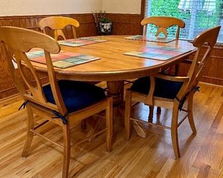 Dining Table in Super Condition w/4 Chairs & Leaf in