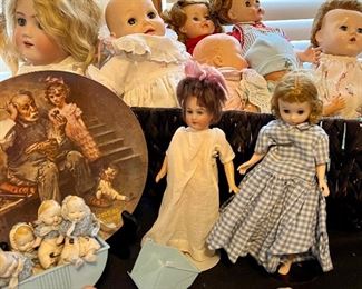 Vintage Dolls & tiny Antique one in white gown …..
Top left Corner is a Nice Simon Halbig Bisque German good jointed body, eyes work well, pretty face ! 