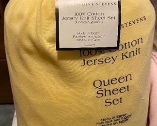 Nice Assorted Bed Linens and Comforters