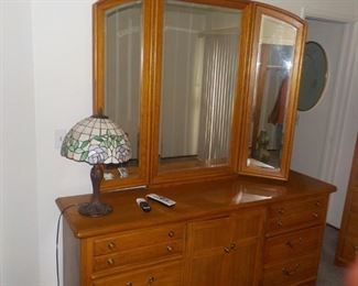 Thomasville 3-piece Bedroom Set   The DRESSER has a detachable  Tri-Mirror