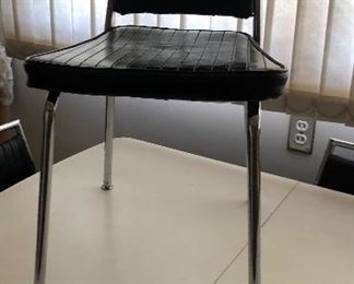Very nice Formica and chrome table and chairs, chairs are in excellent condition, no rips, chrome is not rusty this is a great retro set.