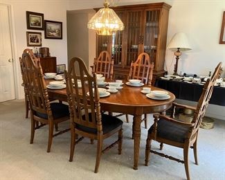 Thomasville Dining Room set with 6 chairs, as new
