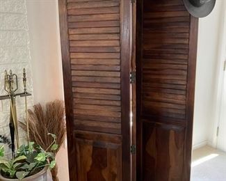 Free standing trifold wooden screen