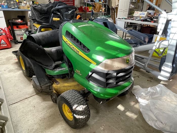 John Deere 125 with bagger attachment, nice, $1500, 20 HP