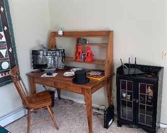 Family Room 
Desk, HP 2159m monitor