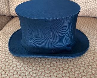 Family Room 
Collapsible top hat
