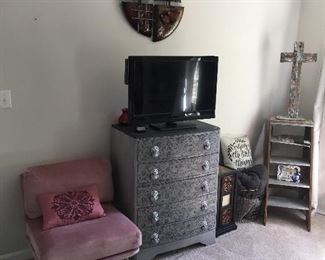 There is so much cute stuff at this sale!