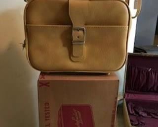 Amelia Earhart carrier on luggage (NEW)