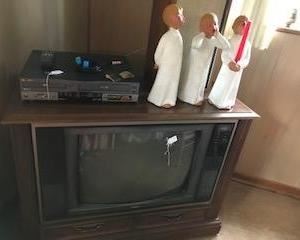 Working floor model TV  (No internet in home so cannot show you the picture but decent picture).