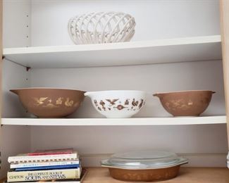 Pyrex bowl set and serve ware