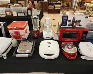 Lots of small kitchen appliances